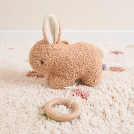 Příjemný plyš a dřevěný kroužek pro malé ručky