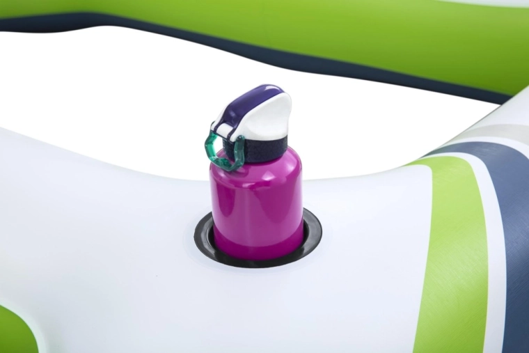 Praktické držáky na nápoje a madla