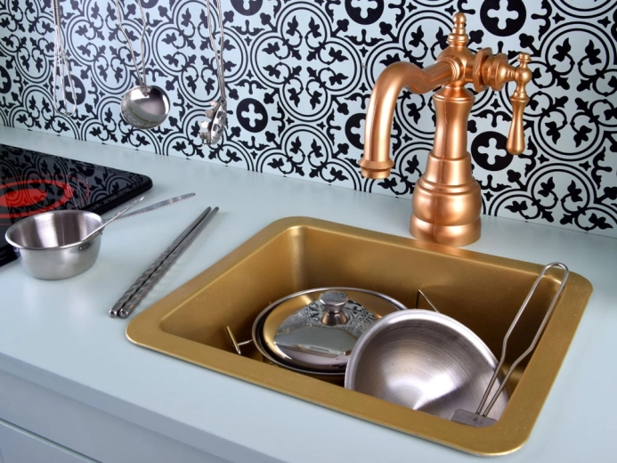 Stylový zlatý dřez a vintage baterie