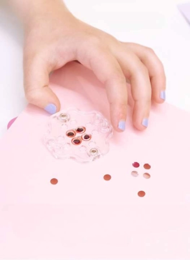 Přesné děrování s magnetickou podložkou