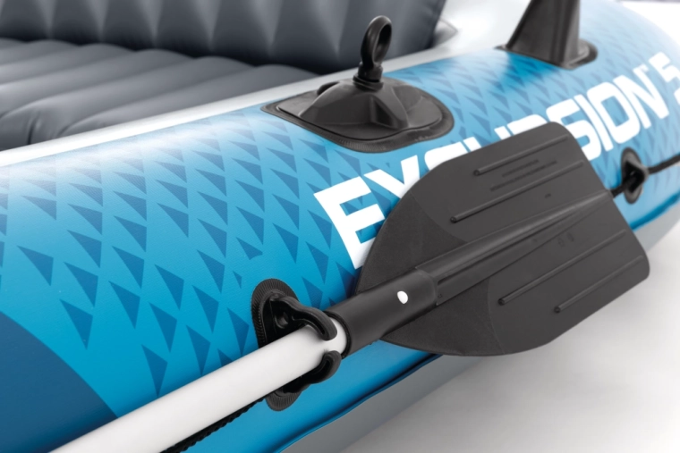 Připraveno na vesla i motor