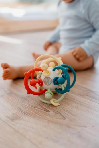 Jemné chrastění pro smyslovou stimulaci