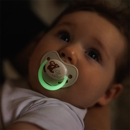 Noční klid díky svítícímu úchytu