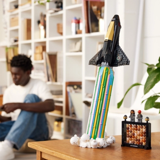 Ikonický raketoplán v dynamické launch póze