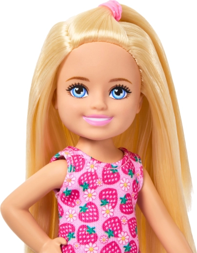 Dlouhé blond vlasy a milý výraz
