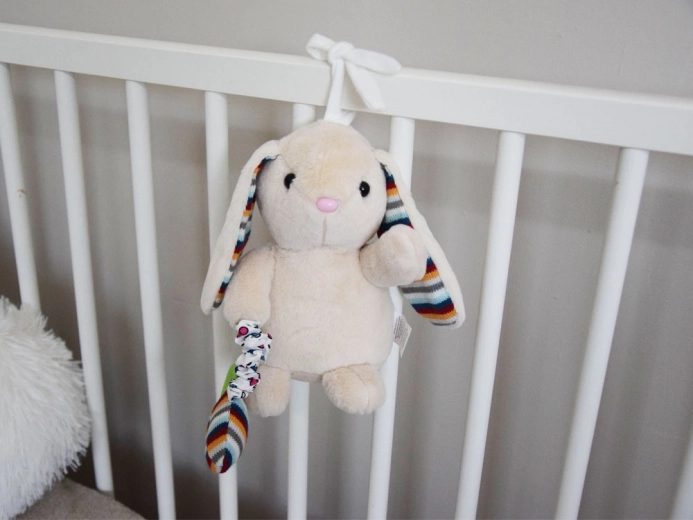 Snadné přichycení k postýlce či kočárku