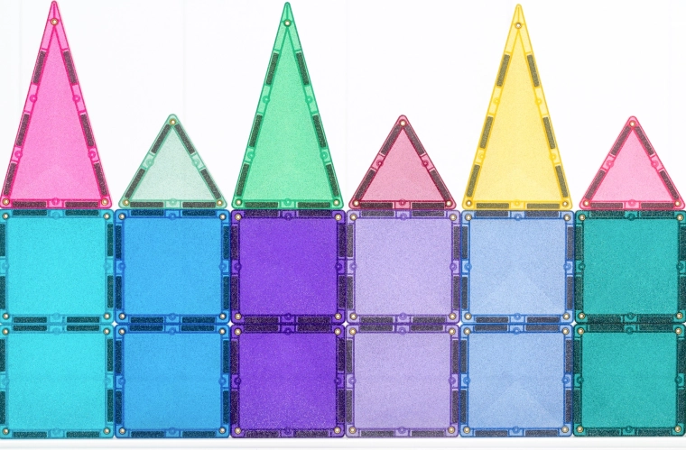 Průsvitné třpytivé dílky v duhových barvách