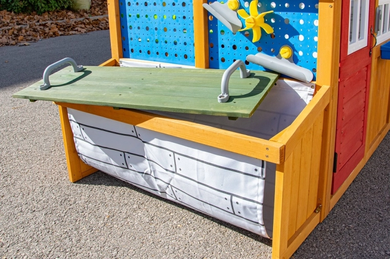 Rolovací vrata, lavice a venkovní detaily