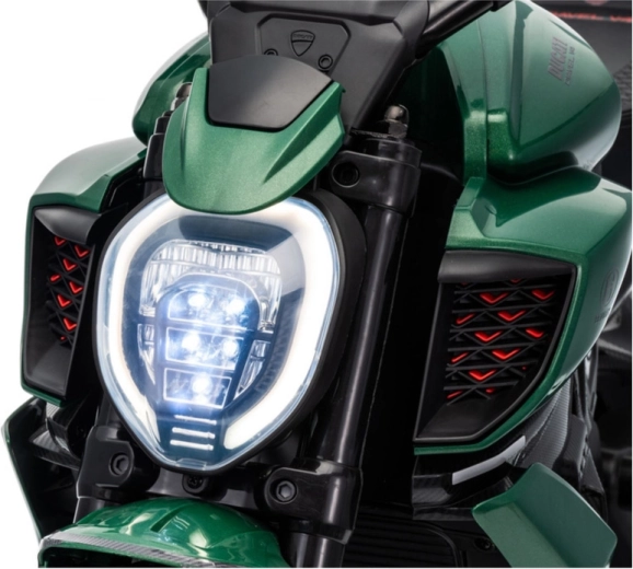 Jasný LED světlomet pro viditelnost