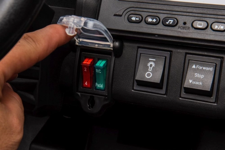 Chytré ovládání s přepínačem R/C a pedál