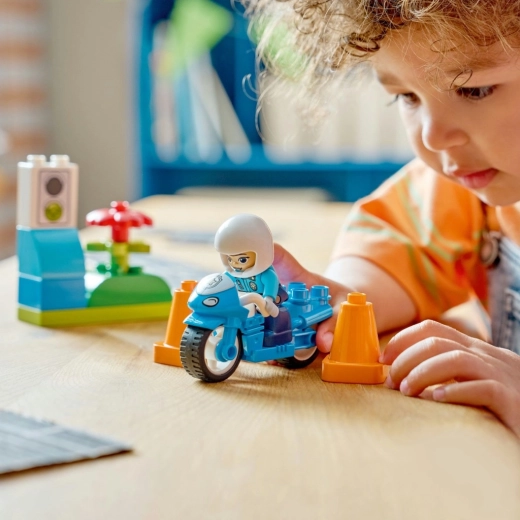 Imaginativní hra s policistkou