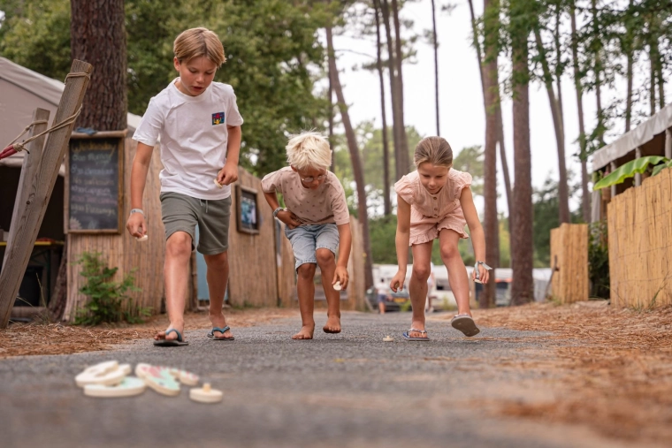 Hra do interiéru i ven