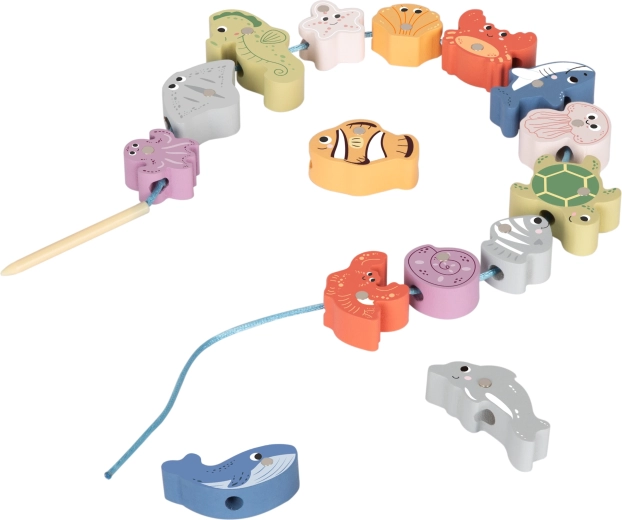 Navlékání mořských tvarů pro jemnou motoriku