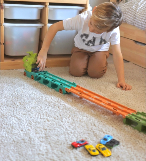 Závodní dráha dlouhá 2,1 m