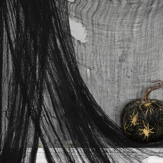 Halloweenský černý dekorační závěs z textilu 180 × 75 cm
