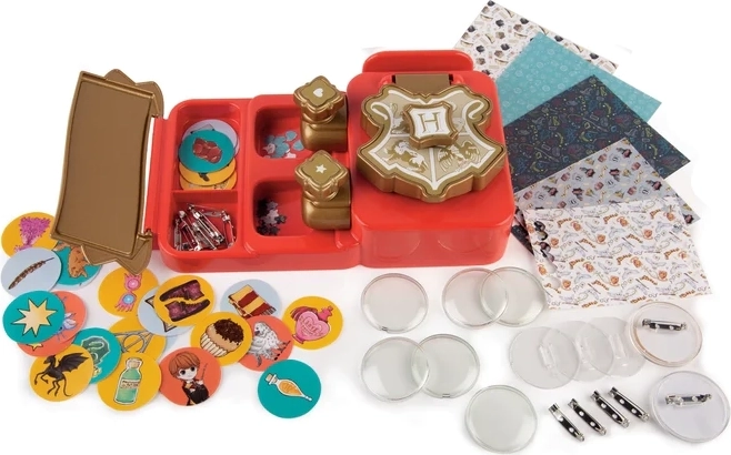 Kvalitní materiály pro odolné odznaky