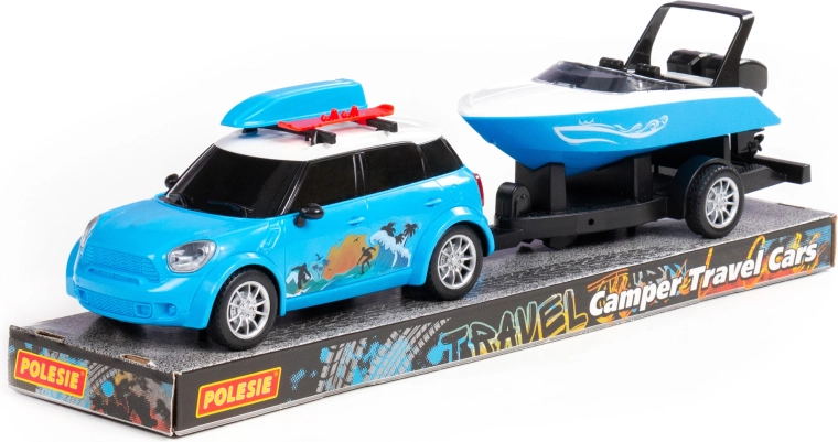 Výletní auto s přívěsem a lodí