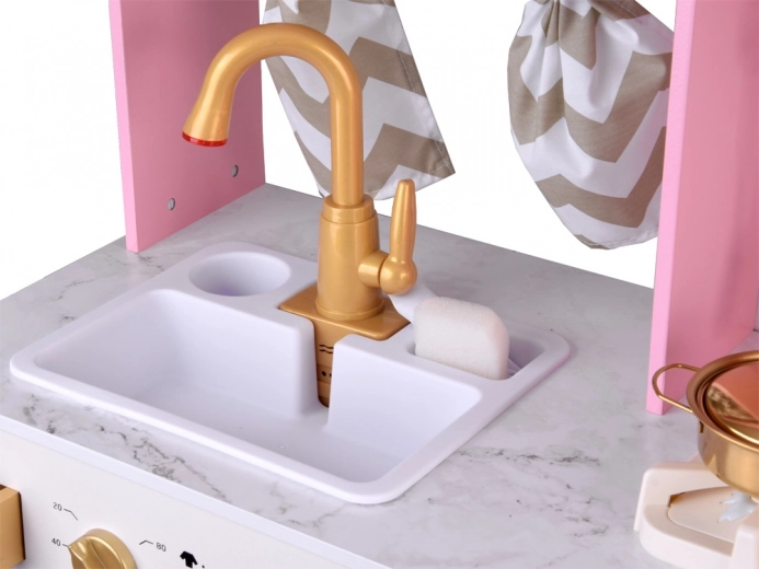 Dřez s uzavřeným oběhem vody a praktické úložné prvky