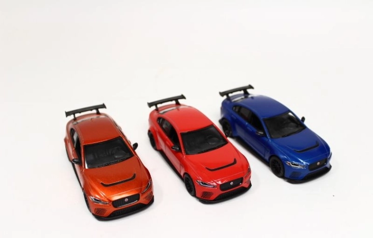 Model auta Jaguar XE SV Project 8 s projektorem, 4x4 - 1 kus