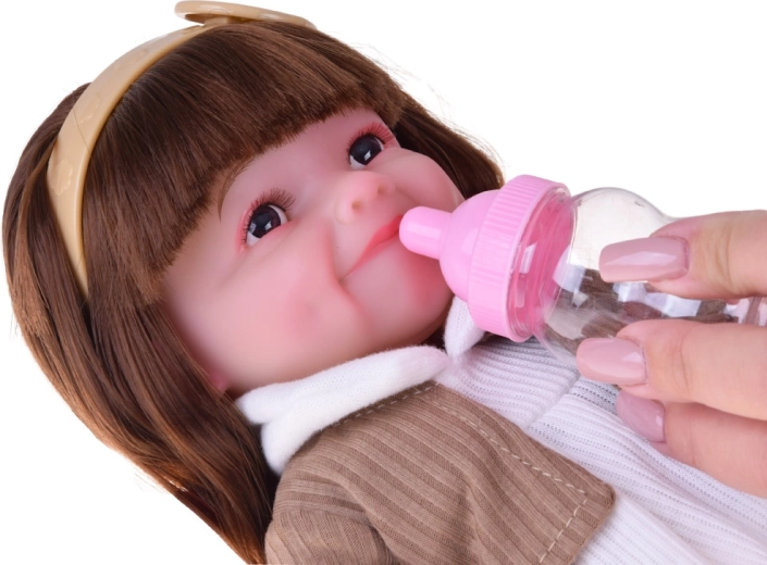 Realistická péče s lahvičkou a plenkou