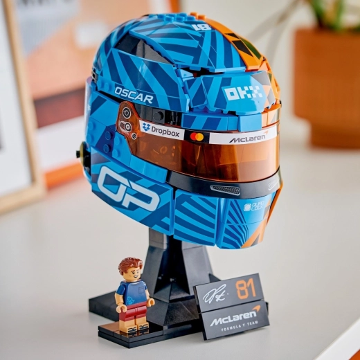 Výstavní stojan, štítek a minifigurka jezdce