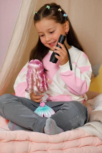 Magický UV efekt: vlasy mění barvu na slunci