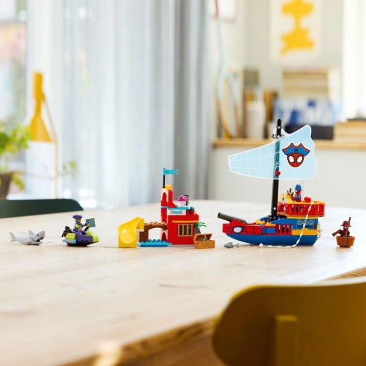 Akční pirátská loď se střelbou a pavučinou