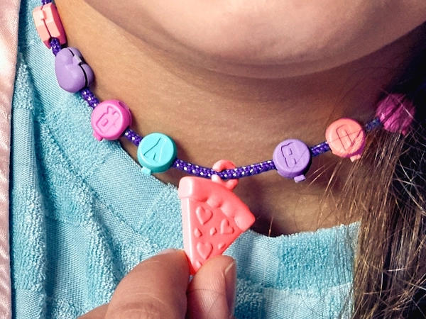 Styling, korálky a pizza přívěsek