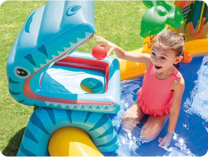 Dinosaurus na krmení míčky