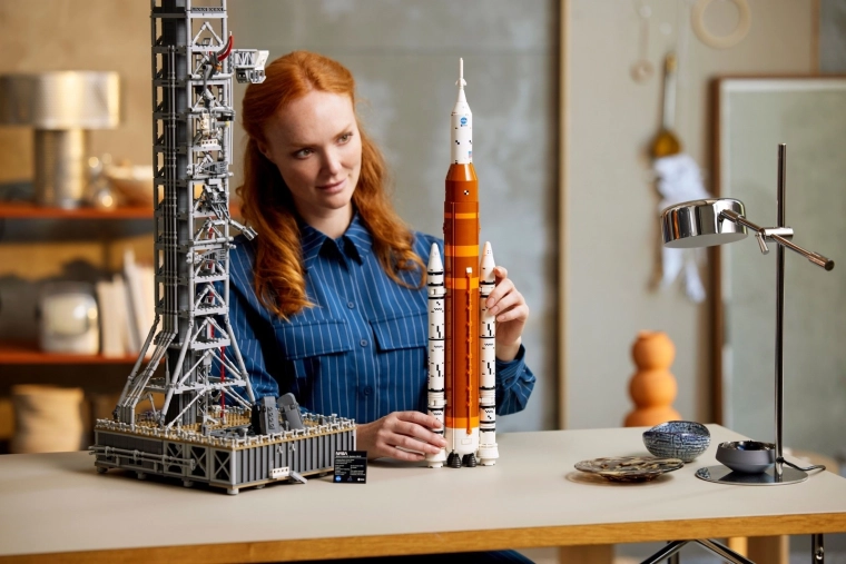 Vícestupňová raketa s odnímatelnými boostery