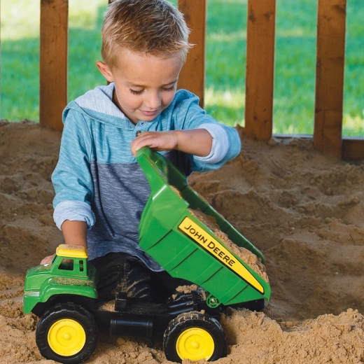 Velký John Deere sklápěč pro malé stavitele