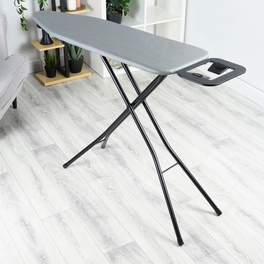 Stabilní ocelová konstrukce s odkládací plochou na žehličku