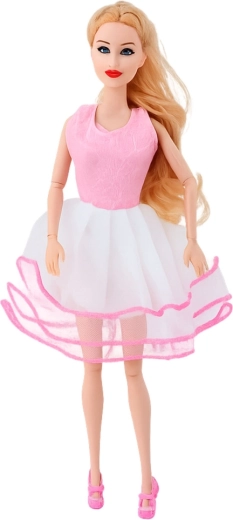 Velká panenka připravená na módní přehlídku