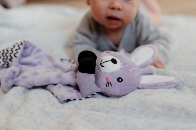 Integrované chrastítko pro jemnou stimulaci sluchu