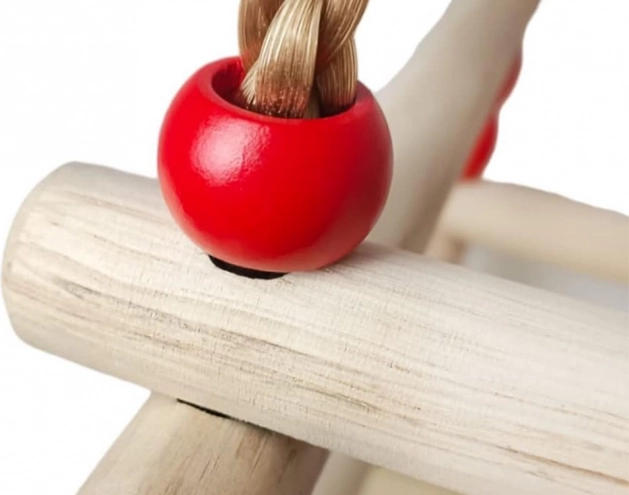 Dětská dřevěná houpačka se zábradlím