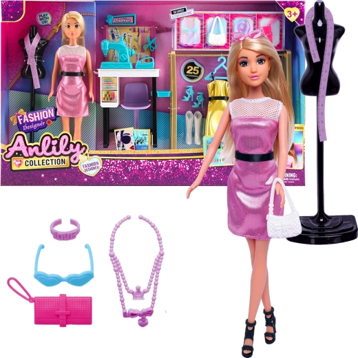 Módní návrhářka se šicím strojem a 25 doplňky