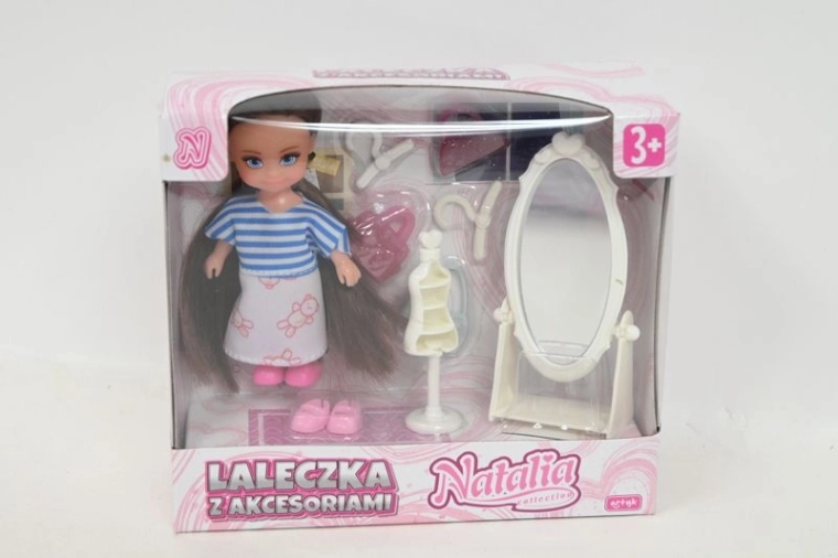 Natalia panenka s šatníkem