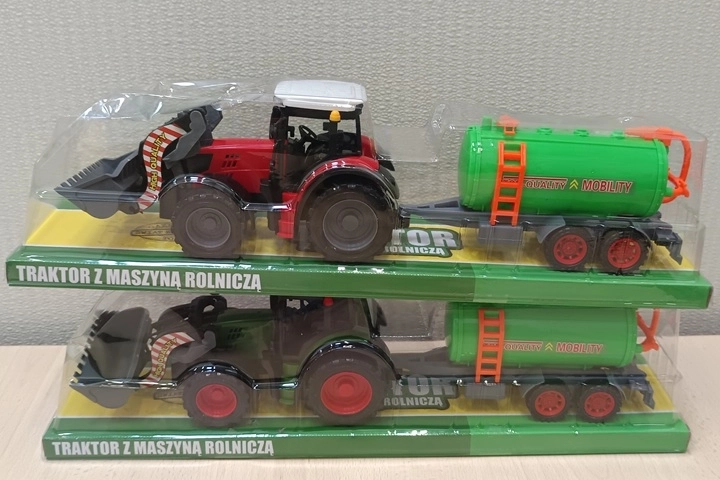Traktor se zemědělským strojem