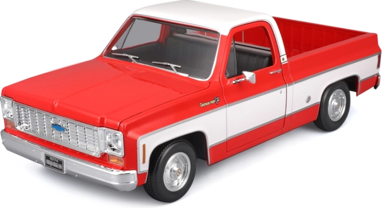 Maisto 1974 Chevrolet C10 Cheyenne Super 1:18 červeno‑bílý model pick-upu