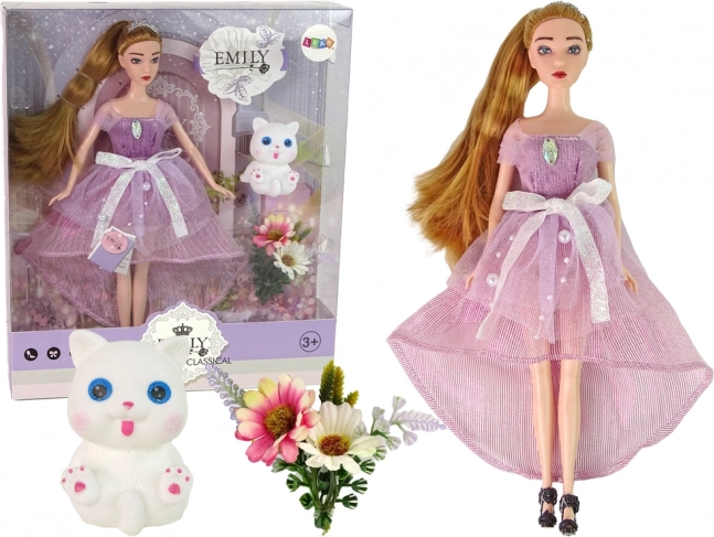 Panenka Emily s dlouhými vlasy a bílým koťátkem