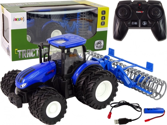 RC traktor 1:24 modrý s talířovým agregátem – kovová karoserie
