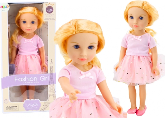 Panenka v růžových šatech s tylovou sukní a blond vlasy