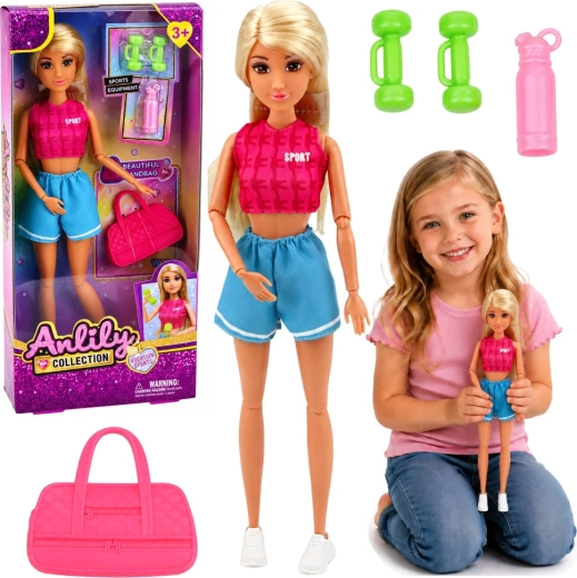 Lalka Anlily ve sportovním outfitu s doplňky (hantle, taška a láhev)
