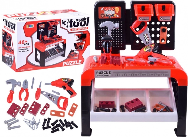 Dětský pracovní stůl s nářadím