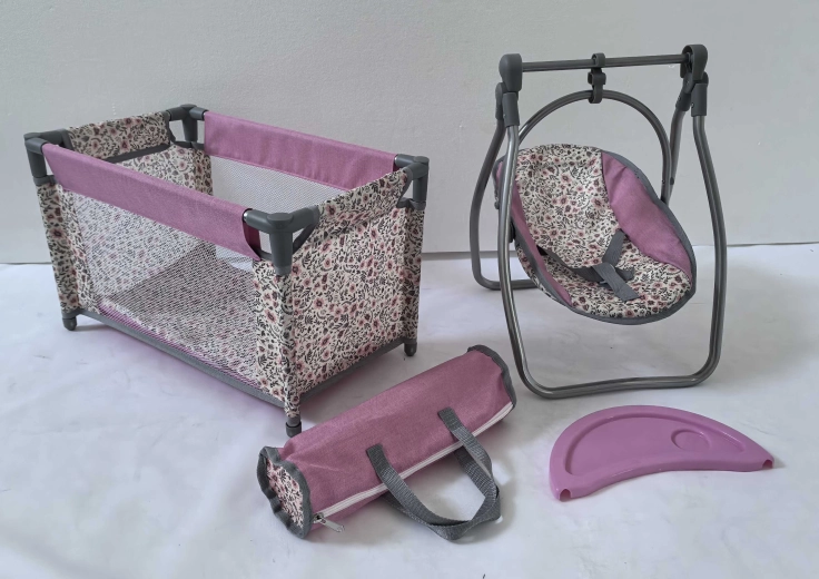 Sada pro panenky Pink Flowers – cestovní postýlka a židlička 2 v 1 (houpačka)