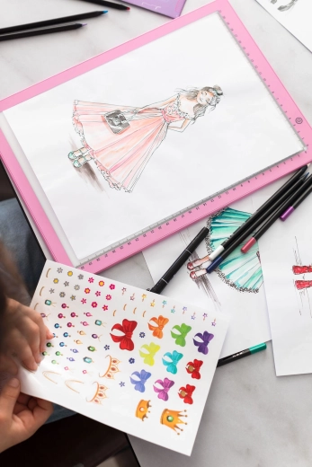Artissimo xxl návrhářská dílna s led světelnou podložkou – trendy outfity