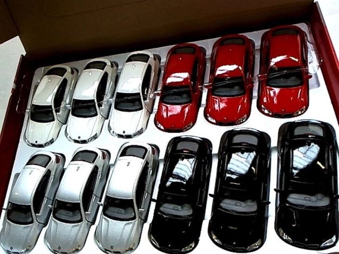 Kovové autíčko BMW X6 1:38 s pohonem pull-back a otevíracími dveřmi