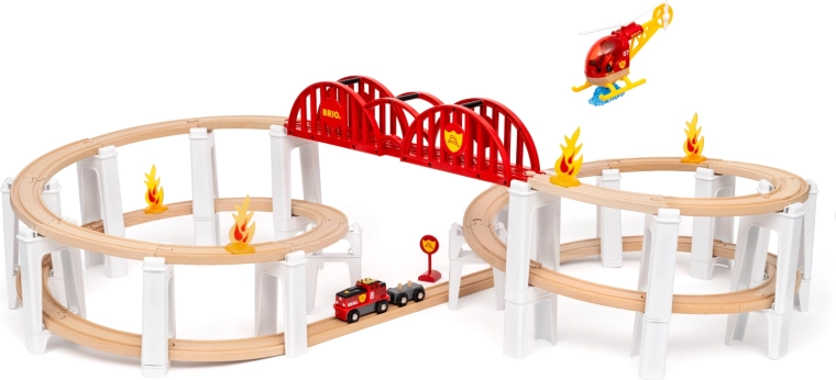 Brio World megaspirála – dřevěná vláčkodráha s mostem, hasičskými doplňky a vrtulníkem