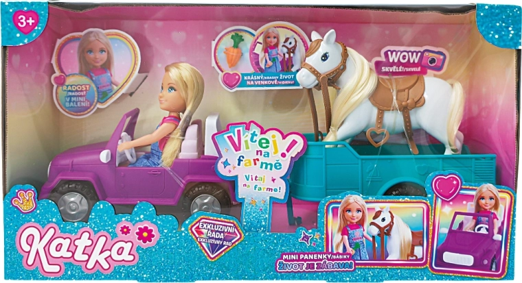 Panenka farmářka s autem a přívěsem pro koně