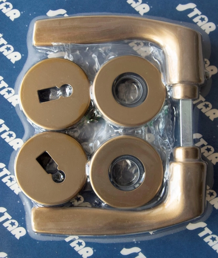 Dveřní kování MONET s rozetou F4, klíč, bronzový elox